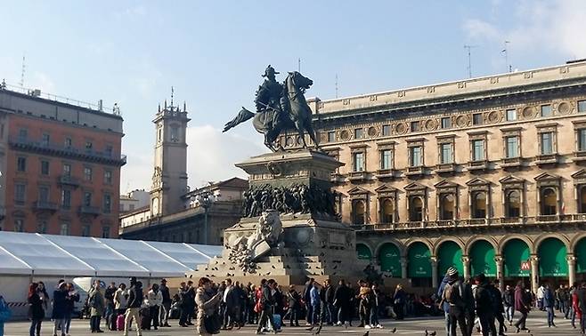두오모 광장에서 밀라노 대성당의 반대편 끝에 서 있는 비토리오 에마누엘레 2세의 기마상