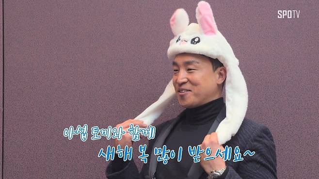 ▲ 롯데 손아섭이 SPOTV 스포츠타임과 인터뷰를 하면서 토끼 모자를 쓰고 대답하고 있다.