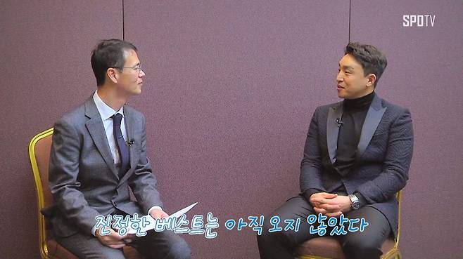 ▲ 롯데 손아섭(오른쪽)이 스포티비뉴스 이재국 기자와 인터뷰를 하고 있다.