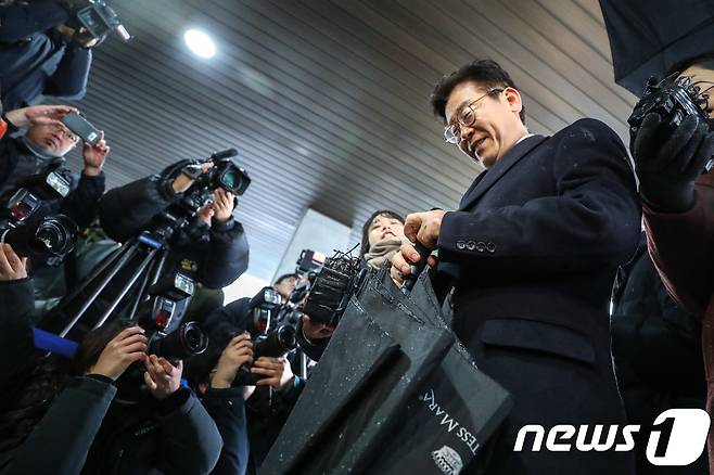 이재명 경기도지사가 24일 오전 경기도 성남시 수원지방검찰청 성남지청에 피의자 신분으로 출석하고 있다. 이 지사는 성남시장이던 지난 2012년 당시 보건소장 등 시 소속 공무원들에게 친형에 대한 강제입원을 지시하는 등 혐의를 받고 있다. 2018.11.24/뉴스1 © News1 성동훈 기자