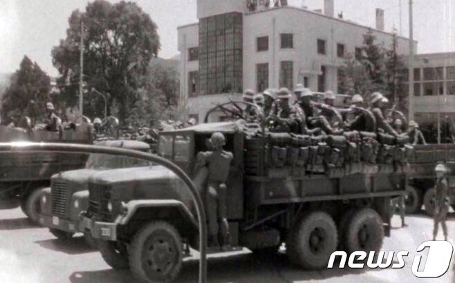 1980년 5월 전남도청을 장악한 계엄군의 모습. (5.18민주화운동기록관 제공 영상 갈무리) /뉴스1DB © News1
