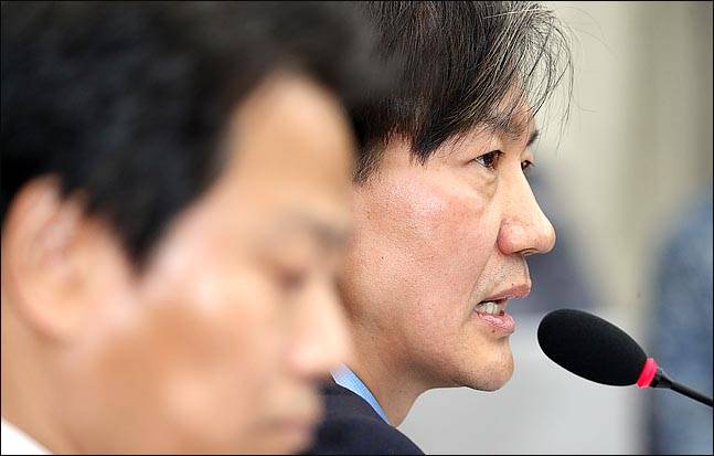 조국 청와대 민정수석이 지난달 31일 국회 운영위 전체회의에 출석해 청와대 민정수석실 산하 특별감찰반 활동 의혹과 관련한 의원들의 질의에 답하고 있다. ⓒ데일리안 박항구 기자