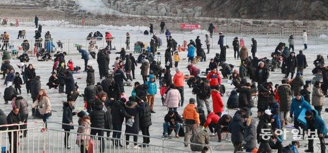 제7회 홍천강 꽁꽁축제에서 얼음낚시가 한창이다. 이번 축제는 오는 20일까지 홍천강변 일원에서 ‘홍천강 황금송어를 잡아라!’라는 슬로건으로 계속된다.