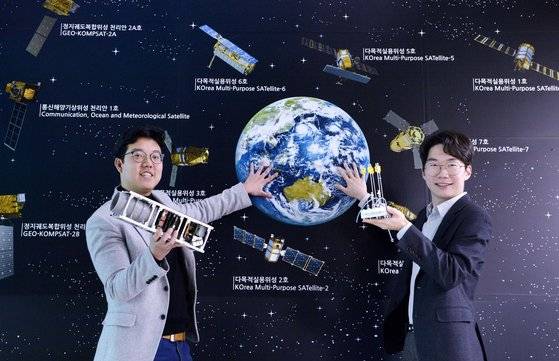 박재필(32·왼쪽) 연세대 천문우주학과 대학원생과 이성문(24) 조선대 항공우주공학과 학부생이 4일 오후 대전 한국항공우주연구원에서 만났다.. 박 씨는 큐브 위성(무게 10kg 이하)을 제작하는 스타트업 나라스페이스테크놀로지 대표고 이 씨는 2017년 과기정통부 스타 창업커뮤니티 3기 멤버로 우주쓰레기 예방을 위해 초소형위성 운영 종료 후 지구 재진입을 유도해 안전하게 연소되게 하는 Deorbit 시스템을 개발했다. 프리랜서 김성태