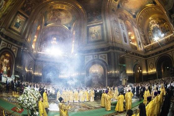 러시아 정교회 사제들과 시민들이 6일(현지시간) 모스크바의 한 성당에서 성탄전야 미사를 올리고 있다. [AP=연합뉴스]