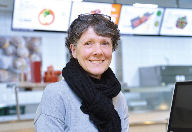 카렌 휴즈 매니저. 뒤로는 이케아 레스토랑 메뉴판이 보인다 [사진=윤병찬 기자]