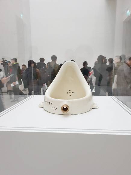 국립현대미술관 서울관에서 열리는 마르셀 뒤샹전 전시 작품들. 뒤샹을 유명하게 만든 작품 ‘샘’(1950).이슬기 기자 seulgi@seoul.co.kr