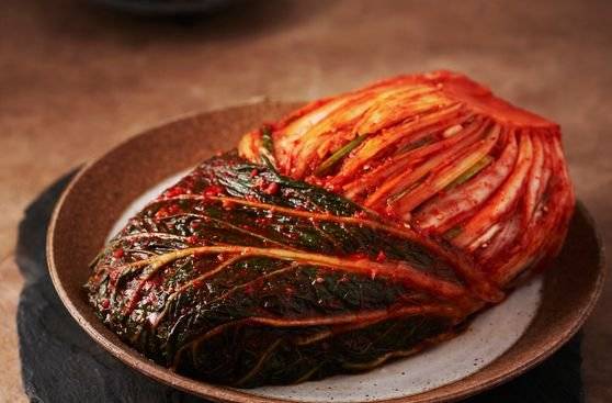 식물성 유산균이라는 김치. 실제로 김치에 유산균은 많다. 김치가 익을수록 유산균도 많아진다. 하지만 김치가 너무 시어버리면 산에 약한 유산균은 죽어 없어지기 시작한다. [중앙포토]