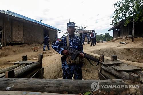 보초선 미얀마 국경수비대…정부대변인 "라카인 반군 토벌 개시" (부디다웅[미얀마] AFP=연합뉴스) 7일(현지시간) 미얀마의 부디다웅에서 7일(현지시간) 미얀마 국경 수비경찰이 보초를 서고 있다. 미얀마 정부 대변인은 최근 라카인주에서 발생한 일련의 경찰 습격과 관련해 이날 아웅산 수치 국가자문역과 윈 민트 대통령 등이 참석한 가운데 열린 내각회의 결과를 발표하면서  "대통령실이 미얀마군에 테러리스트들을 진압하는 작전을 개시할 것을 지시했다"고 밝혔다. bulls@yna.co.kr