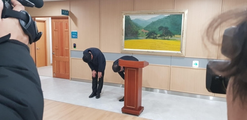 (예천=연합뉴스) 김효중 기자 = 예천군의회 이형식 의장과 박종철 의원이 4일 가이드 폭행과 관련해 사과문을 발표하고 있다.