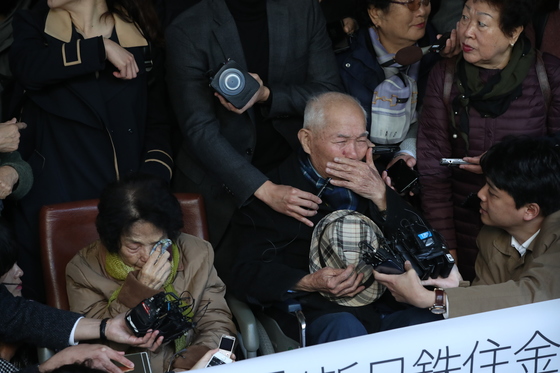 지난해 10월30일 일제 강제징용 피해자 이춘식 할아버지(94)가 대법원 판결이 나온 후 소회를 밝히는 도중 눈물을 흘리고 있다. /사진=뉴스1