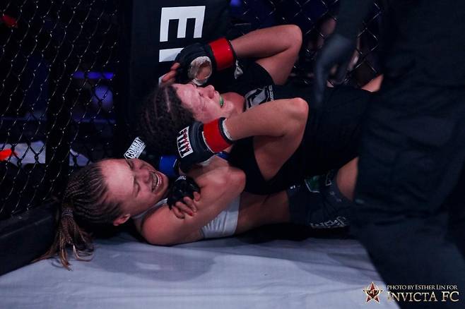 ▲ 로즈 나마유나스는 2013년 1월 인빅타FC에서 프로 데뷔전을 펼쳤다. 리어네이키드초크로 승리했다.