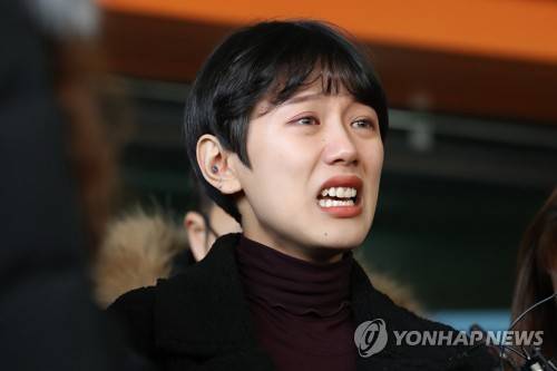 선고공판장 나서는 양예원 (서울=연합뉴스) 강민지 기자 = '비공개 촬영회'를 폭로한 유튜버 양예원이 구속기소된 촬영자 모집책 최모씨(46)의 선고공판이 열린 9일 오전 서울 마포구 서부지법을 나오며 취재진의 질문에 답하고 있다.  mjkang@yna.co.kr