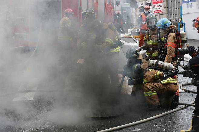 지난해 11월24일 낮 서울 서대문구 충정로3가 케이티(KT) 아현국사 통신구에서 화재가 발생해 소방관들이 진화작업을 하고 있다. 백소아 기자 thanks@hani.co.kr