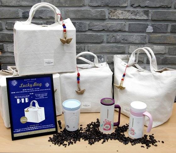 2019 스타벅스 럭키백. 종이박스 대신 에코백으로 대체하고 9종 품목을 담았다. [사진 스타벅스]