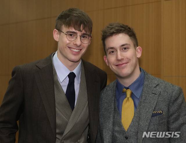 【서울=뉴시스】조수정 기자 = 한국이미지커뮤니케이션연구원 주최 'CICI Korea 2019 한국이미지상 시상식' 수상자 기자간담회가 열린 10일 오후 서울 삼성동 코엑스인터컨티넨탈호텔에서 한국이미지 징검다리상을 수상한 유투브채널 '영국남자' 조쉬(왼쪽)와 올리가 포즈를 취하고 있다. 2019.01.10. chocrystal@newsis.com