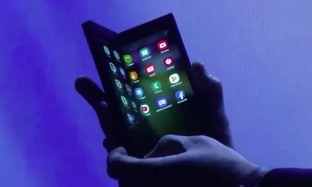 삼성전자는 지난해 11월 샌프란시스코에서 열린 '삼성개발자컨퍼런스' 행사에서 인폴딩 방식의 폴더블폰 시제품을 공개해 전세계 언론의 주목을 받은 바 있다.(사진=씨넷)