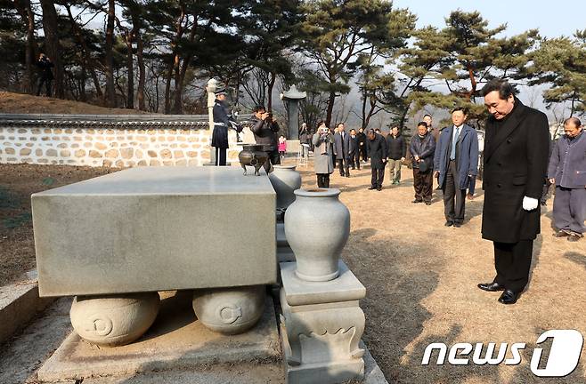 이낙연 국무총리가 12일 오전 서울 강북구 우이동 손병희 선생 묘소를 찾아 참배하고 있다. 2019.1.12/뉴스1 © News1 박세연 기자