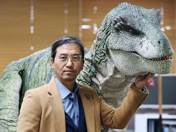 ’점박이' 모형과 포즈를 취한 한상호 감독. 어렵겠지만 미래 테크놀러지의 끝까지 가보고 싶다고./사진=이태경 기자.