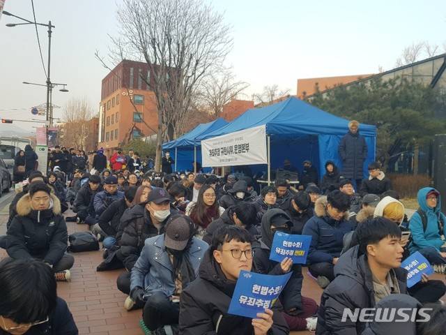 【서울=뉴시스】김재환 수습기자 = 12일 혜화역 근처 마로니에공원에서 당당위 3차 집회가 개최됐다. 당당위 집회는 음식점에서 여성을 강제추행했다는 혐의로 기소된 남성에게 실형을 선고한 사법부를 비판하면서 시작됐다.