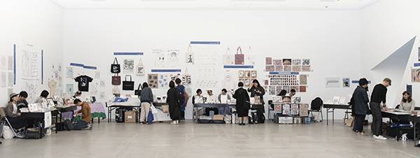 ⓒ박신영 제공 2018년 10월 서울시립 북서울미술관에서 열린 ‘언리미티드 에디션-서울 아트북페어’ 행사에서 참가자들이 다양한 굿즈를 살펴보고 있다.