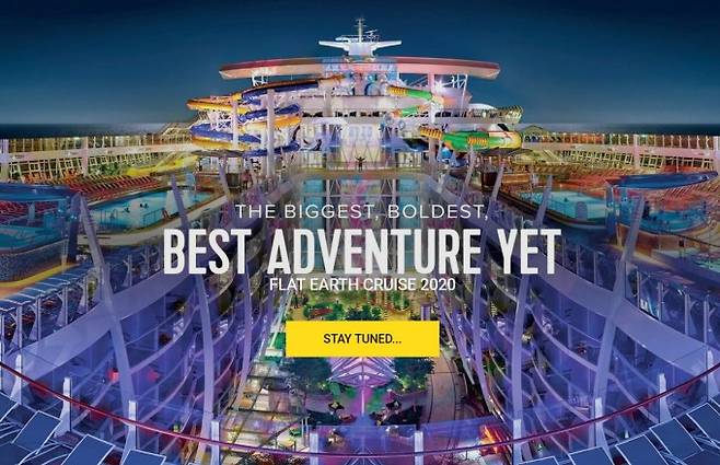 평평한 지구 국제 컨퍼런스가 공개한 크루즈 사진. 수영장과 놀이기구로 가득찬 호화 크루즈 뒤로 수평선의 모습이 보인다. 지구 평면설을 믿는 사람들은 지구 어디에서나 수평선과 지평선이 평행하게 보이므로 지구는 평평하다고 주장한다. 지구의 둘레는 약 4만㎞로 수평선이 1도 휘어지게 보이기 위해선 한 번에 100㎞ 이상의 수평선을 볼 수 있어야 한다. -평평한 지구 국제 컨퍼런스 홈페이지 캡처