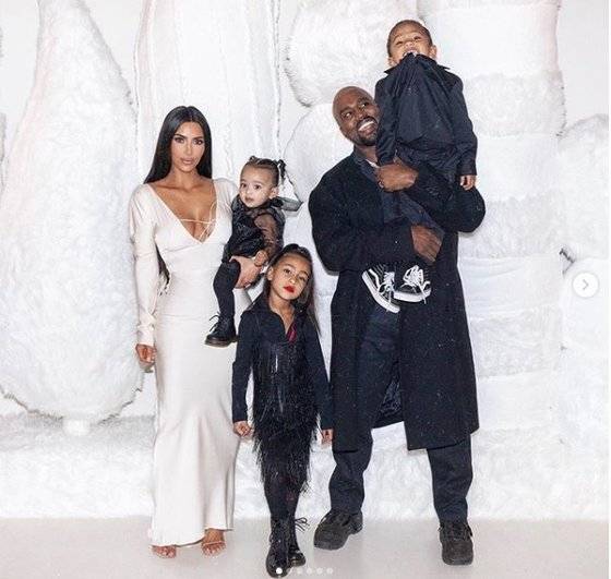 킴 카다시안(왼쪽) 카니예 웨스트 부부와 아이들의 모습. 이들은 오는 5월 대리모를 통해 네 번째 아이를 얻을 예정이다. [사진 인스타그램]