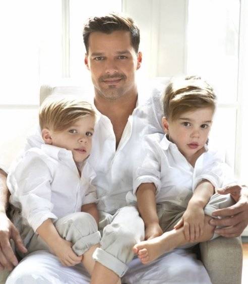 리키 마틴은 2008년 난자를 기증받은 뒤 대리모를 구해 두 아들을 얻었다.