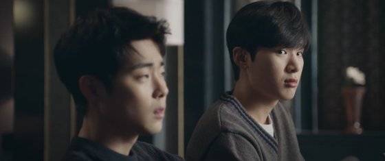 아버지 차교수로부터 엄격한 관리를 받는 쌍둥이 서준과 기준 [사진 JTBC]