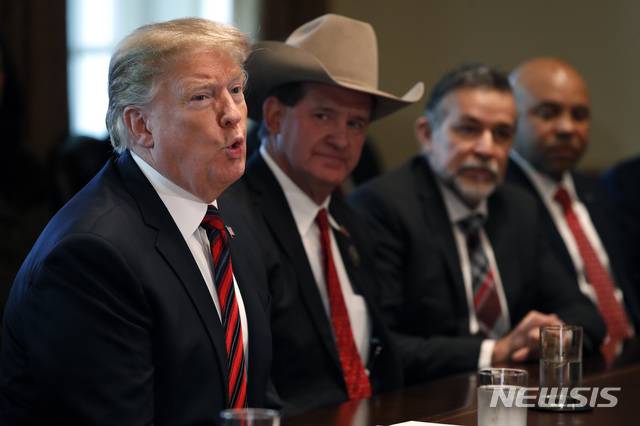 【워싱턴=AP/뉴시스】도널드 트럼프 미 대통령이 11일 백악관에서 열린 국경 치안 및 지역사회 안전에 관한 토론 자리에서 발언하고 있다. 2019.1.12