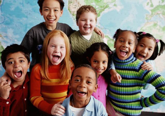 한국 사회에서 다문화 인구 증가는 빠른 속도로 이어지고 있는 반면 이들에 대해 배타적인 시각을 갖고 있는 한국인들의 문화지체 현상도 지속되고 있다는 지적이 일고 있다. 미국의 아프리카인 이주 박물관(MoAD)이 인종차별과 문화편견이 없는 학교 교실 만들기를 위한 홍보물. /사진제공=MoAD