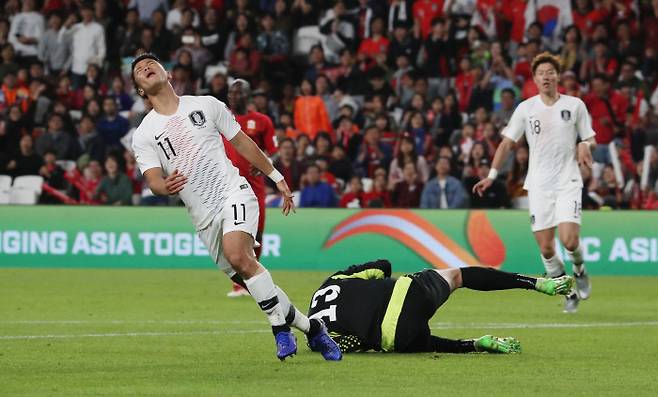 파울루 벤투 감독이 이끄는 한국 축구 국가대표팀 황희찬이 11일 오후(현지시간) 아랍에미리트 알아인 하자 빈 자예드스타디움에서 열린 2019 AFC 아시안컵 UAE 조별 라운드 C조 2차전 키르기스스탄과의 경기에서 찬스를 놓치고 아쉬워하고 있다. 연합뉴스