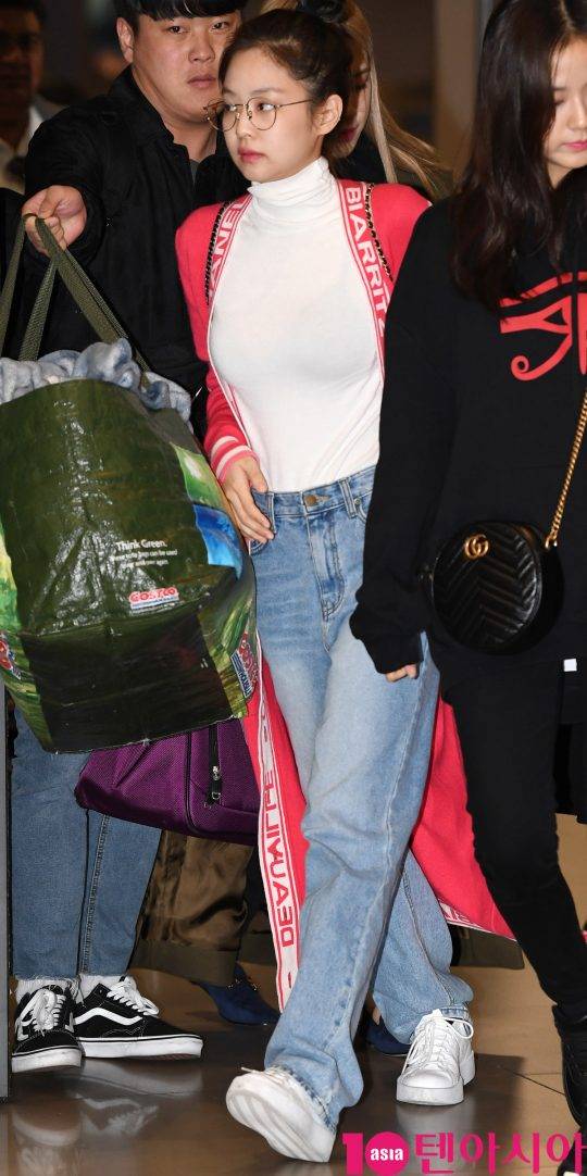 걸그룹 블랙핑크(지수, 제니, 로제, 리사) 제니가 14일 오후 ‘BLACKPINK 2019 WORLD TOUR with KIA [IN YOUR AREA]’ 방콕공연 마치고 인천국제공항을 통해 입국하고 있다.