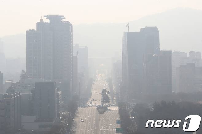 수도권에 미세먼지 저감조치가 시행된 13일 서울 도심이 뿌옇게 보이고 있다. 2019.1.13/뉴스1 © News1 박정호 기자