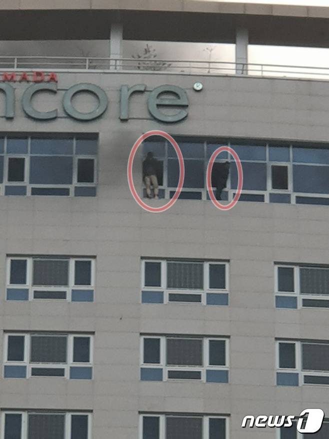 14일 오후 4시 56분께 충남 천안시 서북구 쌍용동 라마다앙코르 호텔에서 불이 나 미처 밖으로 빠져나오지 못한 시민들이 21층 창문 밖에서 구조를 기다리고 있다. 불이 나자 소방당국은 대응 2단계를 발령하고, 장비 20대와 소방관 50여명이 현장에 출동해 진화작업을 벌이고 있다. 지난해 9월 문을 연 이 호텔은 지하 5층, 지상 21층으로 객실 420실을 보유하고 있다. © News1 김경훈 기자