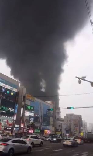 천안 라마다호텔 화재, 대응 2단계로 상향 …“420실 규모, 투숙객 수 파악 안돼”/사진=트위터 캡처