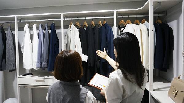 정리수납전문가가 가정 방문을 통해 주부에게 정리수납 방법을 안내하고 있다. [사진제공 = 한국정리수납협회]