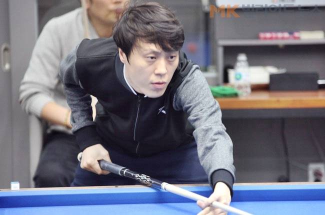 안광준(서울 땡Q) 동호인이 빌마트퓨리배 결승전에서 샷을 구사한 뒤 공의 진로를 바라보고 있다.