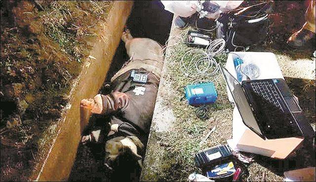 지난해 1월 29일 이씨의 정확한 피살 시점을 알기 위해 전국 최초로 동물 사체 실험이 진행된 가운데, 9년 전 이씨가 숨진 채 발견된 제주 애월읍 고내오름 인근 배수로에 실험 돼지가 놓여있다. 이씨가 사망 당시 입고 있던 무스탕과 똑같은 재질의 무스탕을 돼지에게 입혔다. 제주경찰청 제공