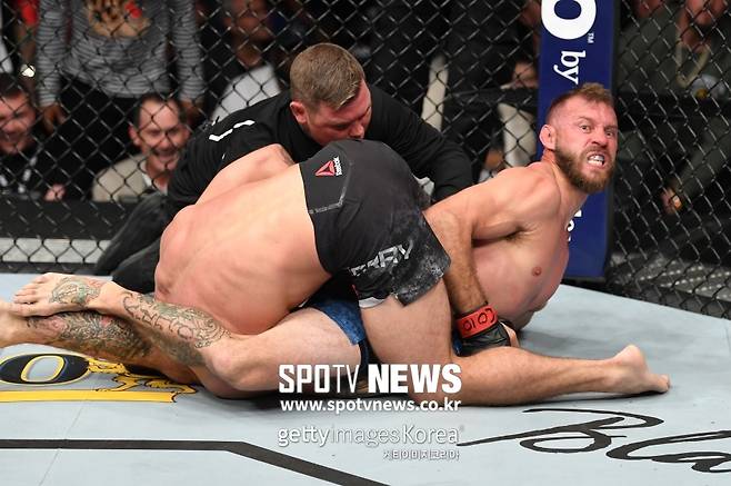 ▲ 도널드 세로니는 매년 3경기 이상 옥타곤에 오른다. 웰터급으로 올라가 2016년 4승, 2017년 3패, 2018년 2승 1패 성적을 거둔 세로니가 올해부터 다시 라이트급으로 싸운다. 사진은 지난해 11월 UFC 파이트 나이트 139에서 마이크 페리에게 암바로 이기는 장면.