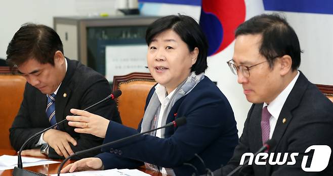 서영교 더불어민주당 원내수석부대표가 15일 서울 여의도 국회에서 열린 원내대책회의에서 발언을 하고 있다. 2019.1.15/뉴스1 © News1 김명섭 기자