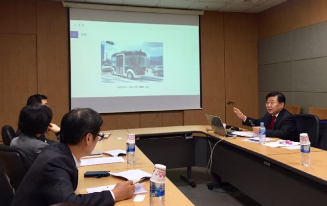 김형준 중앙대 법학전문대학원 교수(오른쪽)가 16일 국회 입법조사처에서 개최된 '자율주행자동차 법적 쟁점'에 대해 발표하고 있다.