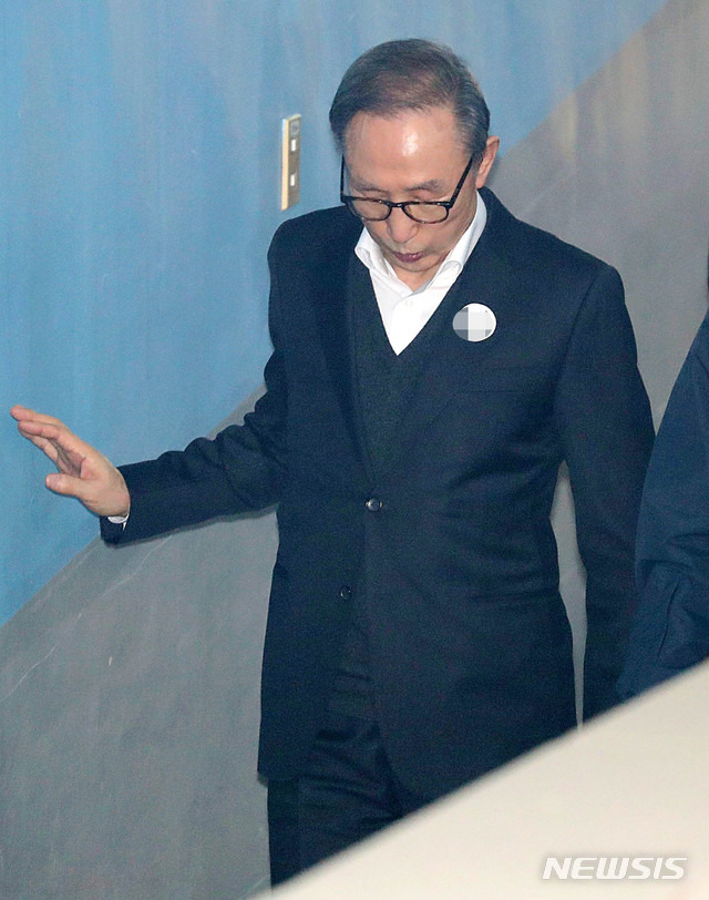 【서울=뉴시스】추상철 기자 = 이명박 전 대통령이 지난 11일 오후 서울 서초구 서울중앙지방법원에서 '다스 의혹'과 관련 항소심 2차 공판에 출석하기 위해 호송차서 내려 법정으로 향하고 있다. 2019.01.11.  scchoo@newsis.com