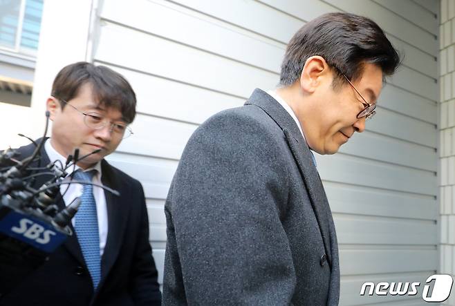 공직선거법 위반 등 혐의로 기소된 이재명 경기도지사가 17일 오후 경기도 성남시 수정구 수원지방법원 성남지원에서 열린 세번째 공판에 출석하고 있다. 이 지사는 친형 故 이재선씨 강제입원, 검사 사칭, 대장동 허위 선거 공보물 사건과 관련 직권남용과 공직선거법 위반 혐의로 지난달 11일 불구속 기소 됐다. 2019.1.17/뉴스1 © News1 오장환 기자