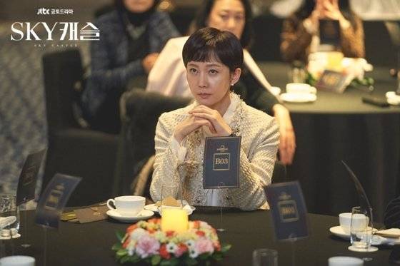 한서진(염정아 분)이 입시 코디네이터를 소개받기 위해 은행 VVIP 투자설명회에 참석한 모습. [사진 JTBC]