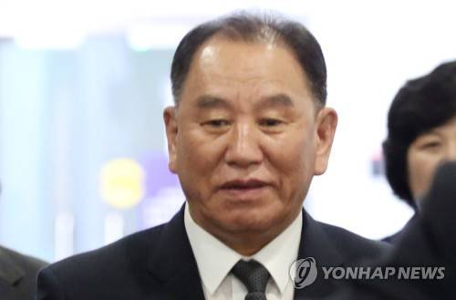 북한 김영철, 17일 워싱턴행 유력 (서울=연합뉴스) 김영철 북한 노동당 부위원장 겸 통일전선부장과 마이크 폼페이오 미 국무장관이 2차 북미정상회담의 일정과 의제를 논의하기 위해 조만간 회동할 것이라는 관측이 나오는 가운데 김 부위원장이 17일 베이징을 경유해 워싱턴으로 향할 것이란 정황이 포착됐다. 16일 중국 공항 관계자 등에 따르면, 김 부위원장 등 북한 측 인사들은 오는 17일(중국 현지시간) 오후 6시 25분 베이징발 워싱턴행 유나이티드 에어라인 UA808(CA 7203편 코드공유) 항공편을 예약한 것으로 확인됐다.   [연합뉴스 자료사진] photo@yna.co.kr