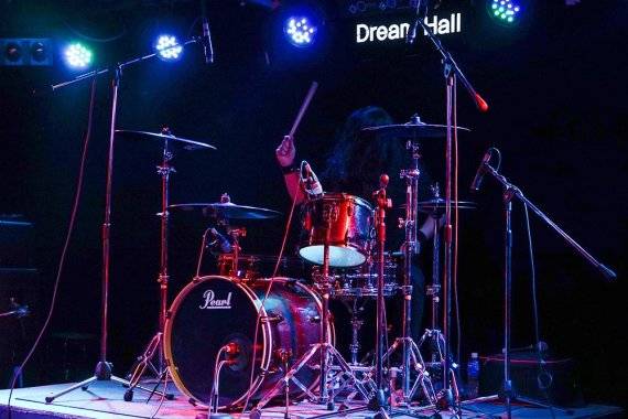 열정적인 연주를 펼치고 있는 부기드럼 박영진 씨. 사진=조재형 기자