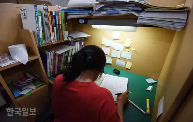 서울 노량진 학원가의 한 독서실에서 교사 지망생이 임용고시 준비를 하고 있다. 한국일보 자료사진