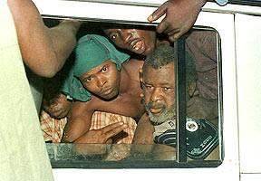 시에라리온 반군 혁명연합전선(RUF)의 지도자 포데이 산코(맨 오른쪽)가 지난 2000년 5월 16일 분노한 시민들에 붙잡혀 이송되고 있다. 1주일 간 은신 중이던 산코를 이날 발견한 시민들은 그를 구타한 후, 정부 당국에 넘겼다. AP 연합뉴스 자료사진