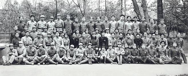 임시정부가 중·일 전쟁 기간에 중국 광시좡족자치구 류저우에서 결성한 ‘한국광복 진선(陣線) 청년공작대’ 소속 대원들이 1939년 4월 4일 충칭으로 떠나면서 사진을 남겼다. 앳된 얼굴의 남녀 대원들은 중국인들을 대상으로 항일 선전 활동을 전개했다. [사진 독립기념관]